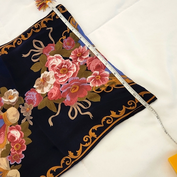 💥 HP 💥 Silk Floral  Rectangular Scarf  about 11 x 52" - Picture 6 of 7